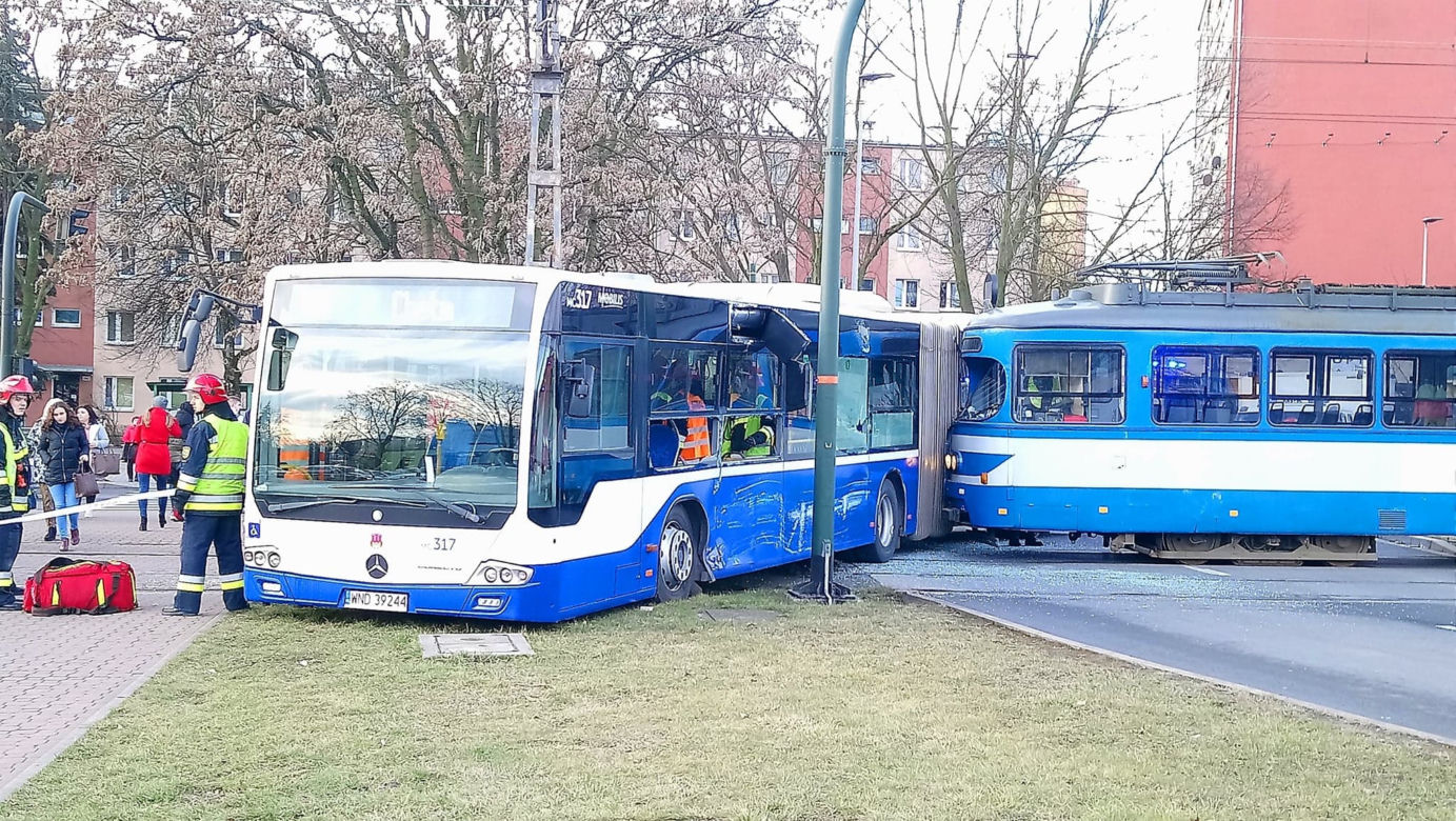 Dramatyczny wypadek w Krakowie. Tramwaj zderzył się z autobusem, są ranni