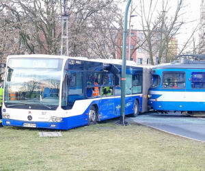 Dramatyczny wypadek w Krakowie. Tramwaj zderzył się z autobusem, są ranni