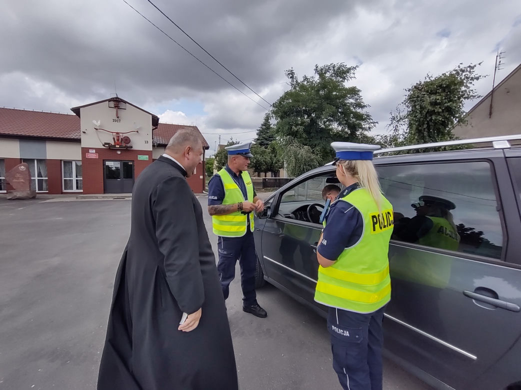 Ksiądz razem z drogówką zatrzymywał kierowców. Tego jeszcze nie widzieli [ZDJĘCIA]