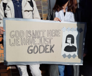 Protest pod kościołem św. Antoniego w Lesznie