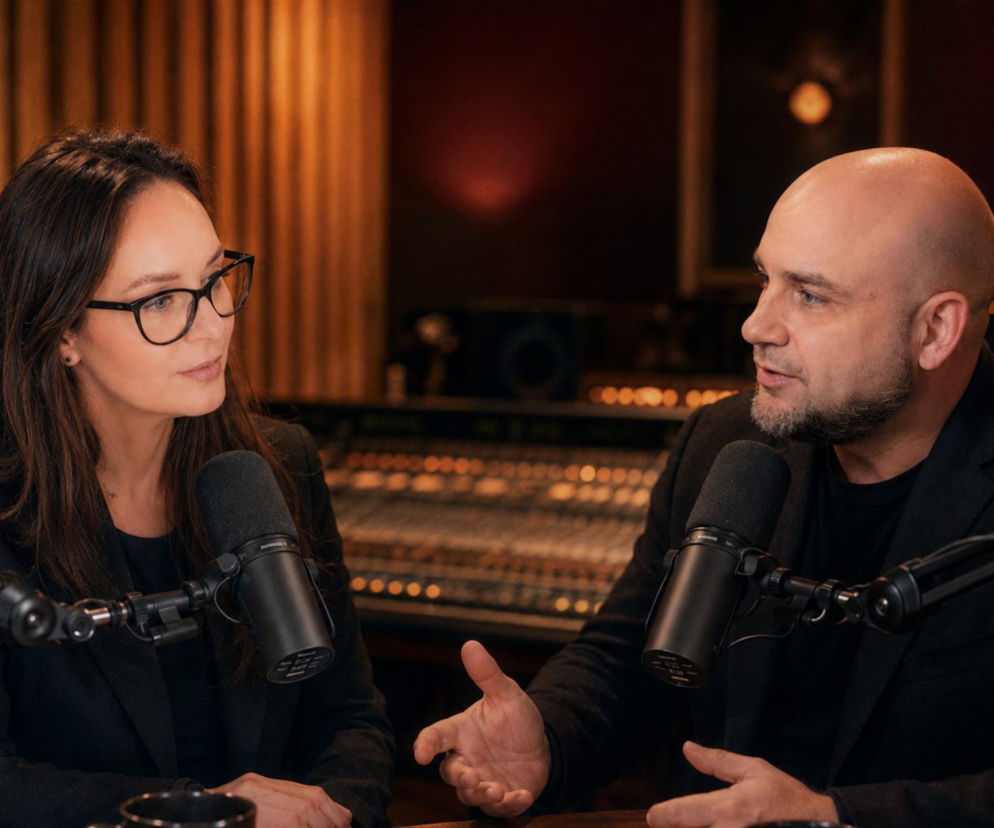 Kobieta i mężczyzna rozmawiają przy mikrofonach w studio. O kulisach hitu z AI przeczytasz w serwisie Eska.