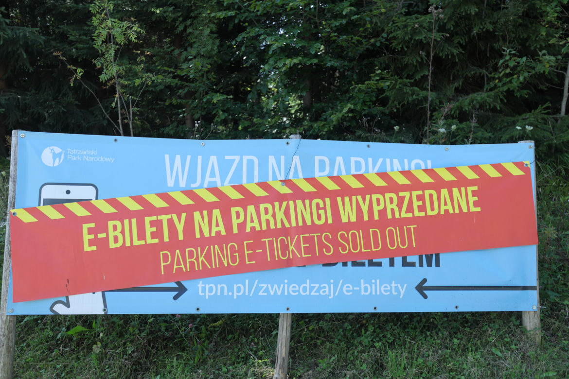 Koniec wakacji, a turyści szturmują Tatry. Na szlakach tłumy