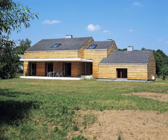 Dom parterowy czy z poddaszem? Który tańszy w budowie i utrzymaniu?