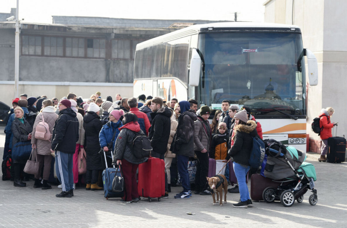 Ukraińcy uciekają przed wojną. Szturm na pociągi i autobusy we Lwowie