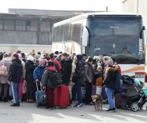 Ukraińcy uciekają przed wojną. Szturm na pociągi i autobusy we Lwowie