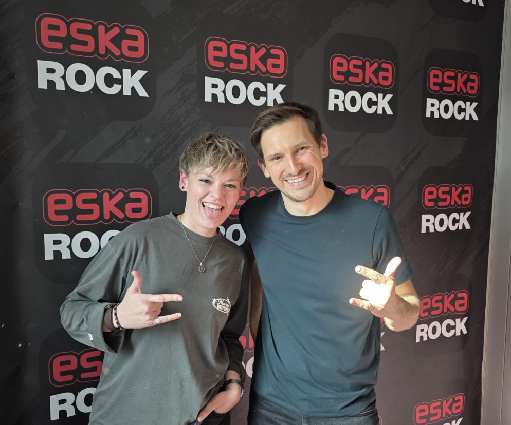 Emilia Rompalska i dziennikarz na tle ścianki Eska Rock. O pasji artystki do muzyki przeczytasz na Mediateka.