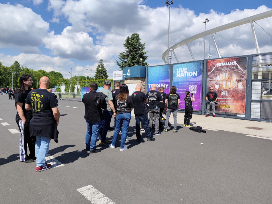 Długie kolejki i tłum fanów przed koncertem Metaliki