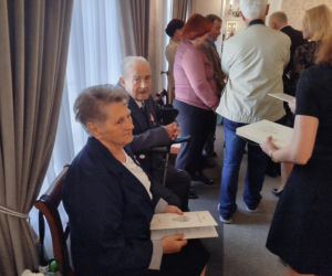 Pamiątkowe medale, legitymacje i kwiaty z okazji 50-lecia pożycia małżeńskiego odebrało w Siedlcach osiem par