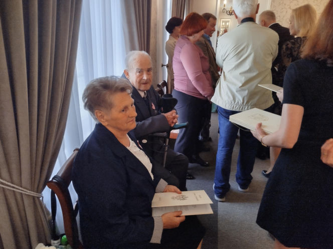 Pamiątkowe medale, legitymacje i kwiaty z okazji 50-lecia pożycia małżeńskiego odebrało w Siedlcach osiem par