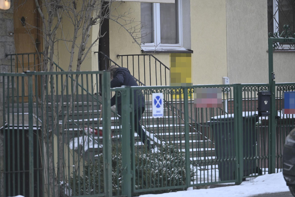 Kuzyn Kaczyńskiego dba o krewnego i odśnieża schody