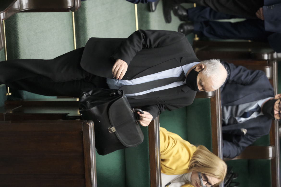 kaczyński w sejmie podpisuje książkę