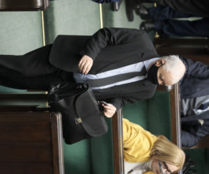 kaczyński w sejmie podpisuje książkę