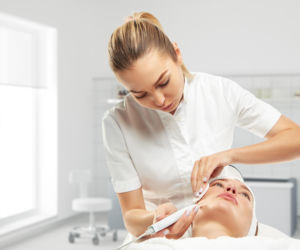 Koniec z botoksem u kosmetyczki? Ministerstwo Zdrowia wydało ważny komunikat