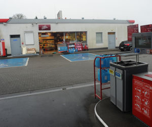 Wjechała w stację benzynową