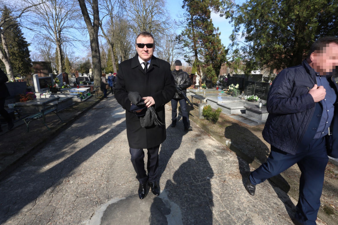 Jacek Kurski na pogrzebie Cezarego Mocka z "Sanatorium miłości"