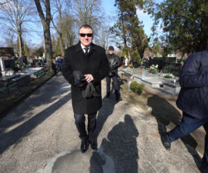 Jacek Kurski na pogrzebie Cezarego Mocka z Sanatorium miłości