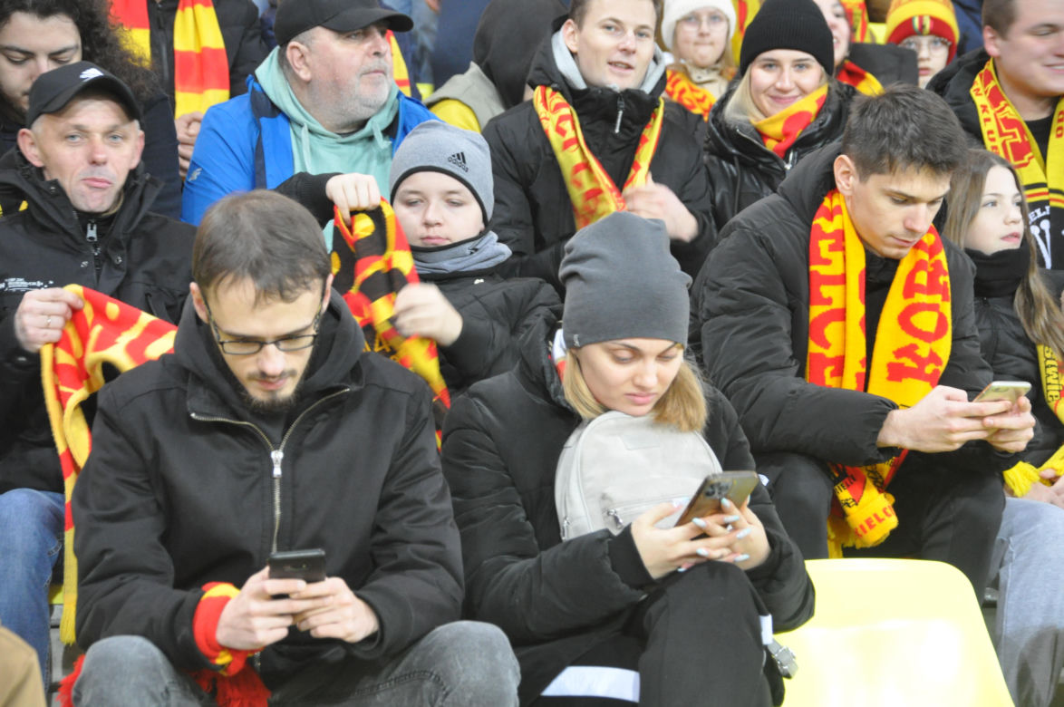 Żółto-czerwono na Suzuki Arenie! Zdjęcia kibiców na meczu Korona Kielce - Jagiellonia Białystok