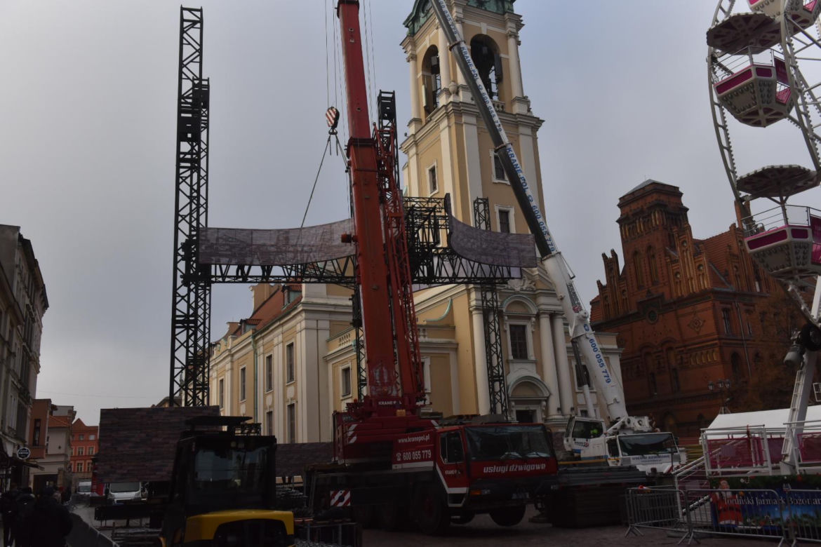 Dwa wielkie dźwigi zajęły się sceną na Sylwestra z Polsatem w Toruniu