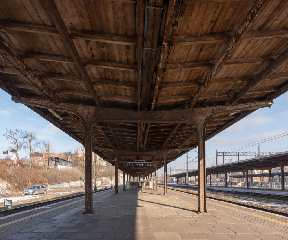 16-latka wyciągnięta spod pociągu! W akcji wszystkie służby. Co się stało na dworcu PKP w Mysłowicach?