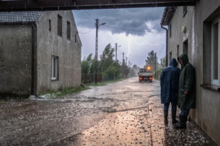 Groźne burze z gradem i ulewami w Polsce. Możliwe podtopienia i przerwy w dostawie prądu