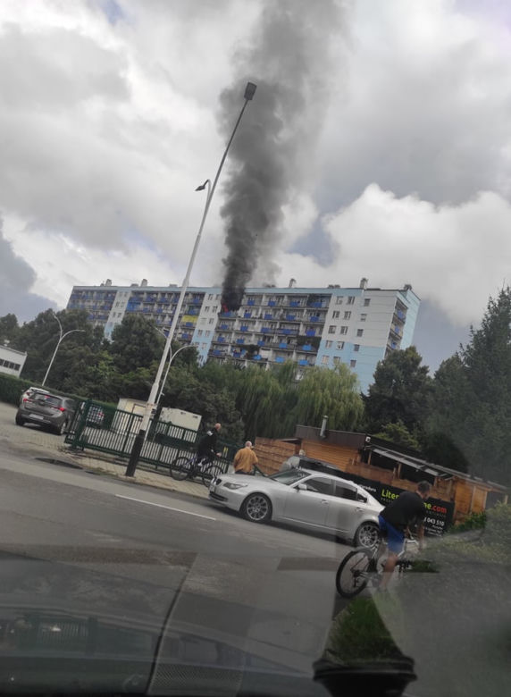 W Rzeszowie płonie mieszkanie w bloku nr 24 na Podwisłoczu