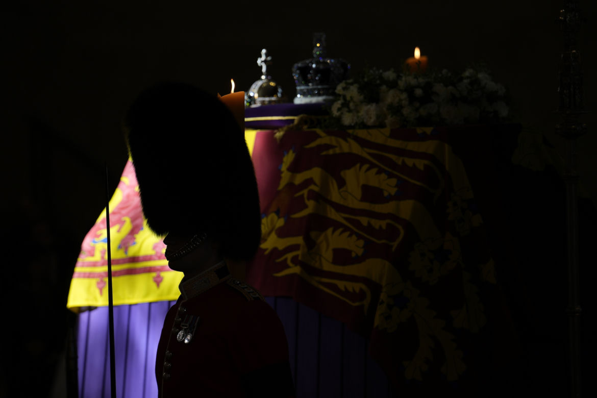 Najpiękniejsza korona Elżbiety II spoczęła na trumnie. Brytyjska korona państwowa na pogrzebie monarchini
