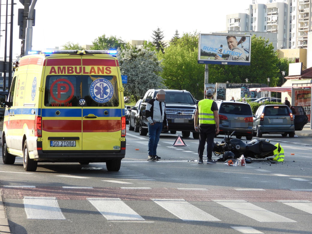 36-latek w BMW nie ustąpił motocykliście. 59-latek wylądował w szpitalu