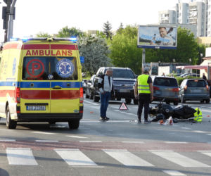 36-latek w BMW nie ustąpił motocykliście. 59-latek wylądował w szpitalu