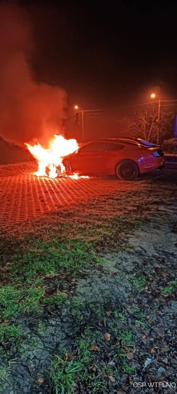 Luksusowy samochód stanął w płomieniach! Nocna akcja strażaków pod Bydgoszczą [ZDJĘCIA]