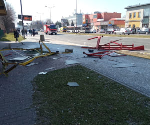 Pilne! Wypadek na al. Rejtana! Autobus staranował przystanek. Są ranni! 