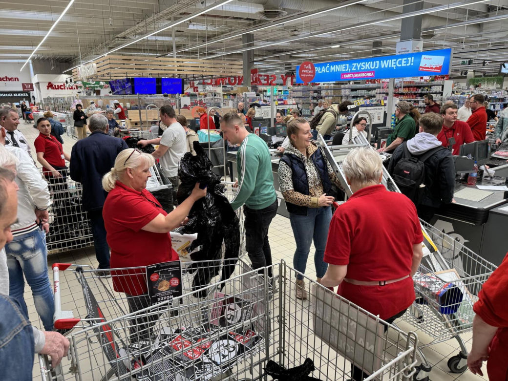 Tajemnicze wózki w Auchan! Klienci kupują „kota w worku”. Co jest w środku?