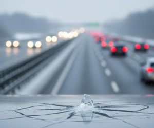 Lód z ciężarówki rozbił szybę. Kto odpowie za zimowy bałagan na drogach?