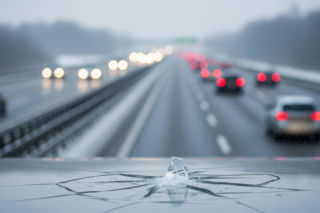 Lód z ciężarówki rozbił szybę. Kto odpowie za zimowy bałagan na drogach?