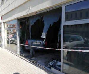 Auto wjechało w sklep