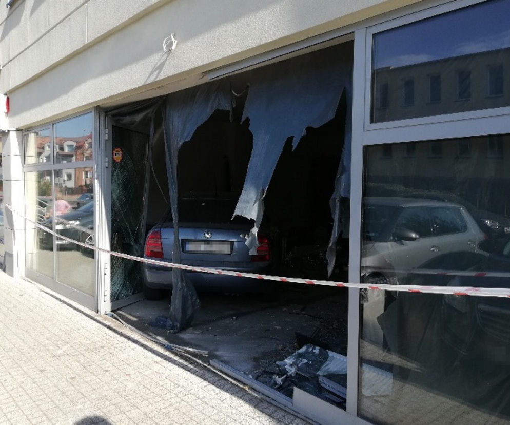 Auto wjechało w sklep