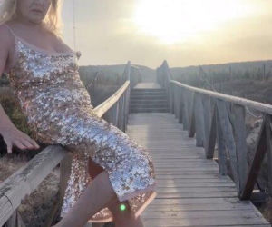 71-letnia Szapołowska pręży się w Hiszpanii. Najpierw balustrada, potem piach!