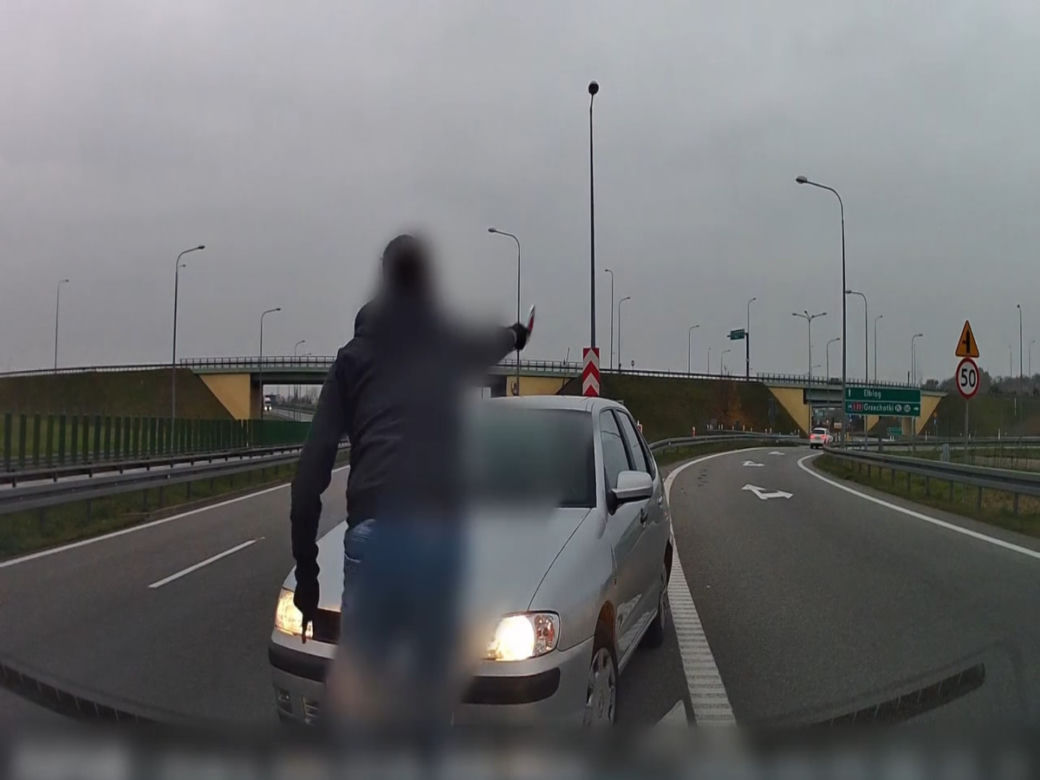 Wjechał pod prąd na S7