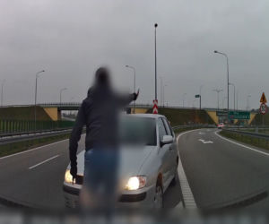 Wjechał pod prąd na S7