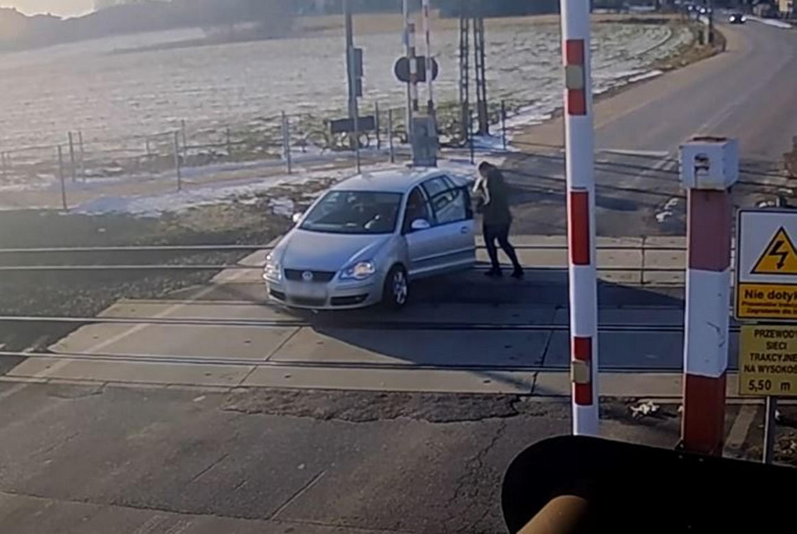 Stara Wieś. Kobieta wjechała na przejazd kolejowy i nie mogła ruszyć dalej. Mężczyzna ruszył z pomocą [ZDJĘCIA]