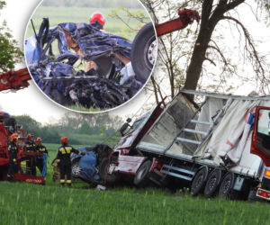 Horror pod Ostrowią Mazowiecką. Kierowca zmiażdżony w aucie po zderzeniu z ciężarówką