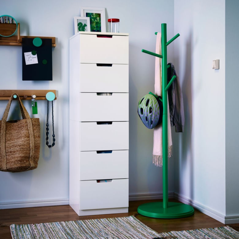 Komoda i wieszak IKEA w przedpokoju
