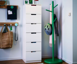 Komoda i wieszak IKEA w przedpokoju