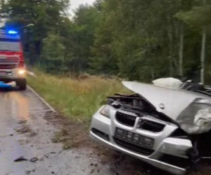 18-latek w BMW zderzył się czołowo z karetką! Są poszkodowani