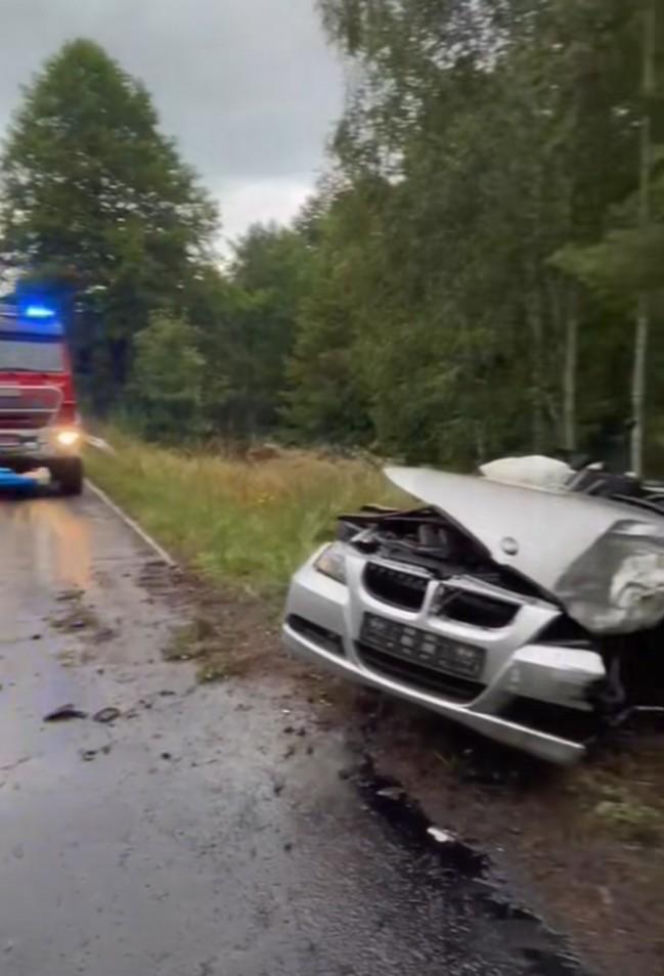 18-latek w BMW zderzył się czołowo z karetką! Są poszkodowani