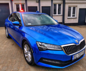 Nieoznakowany radiowóz Skoda Superb w łomżyńskiej policji