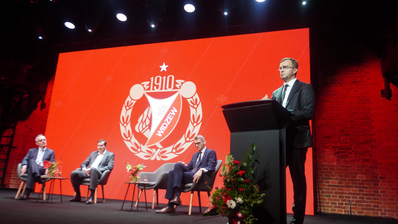 Wielki dzień w ponad 100-letniej historii Widzewa. Robert Dobrzycki oficjalnie nowym właścicielem klubu