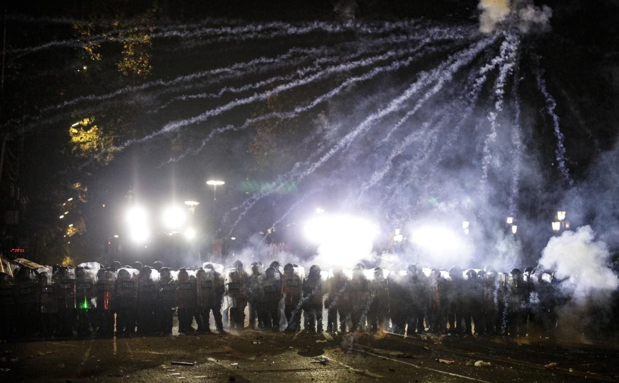 „Rewolucja fajerwerków”. Kolejna brutalna noc w Tbilisi 