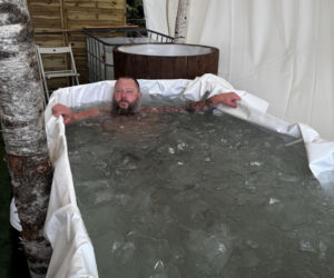 Mors z Lublina nie żegna zimy. Pod domem zbudował lodowe „sanktuarium”