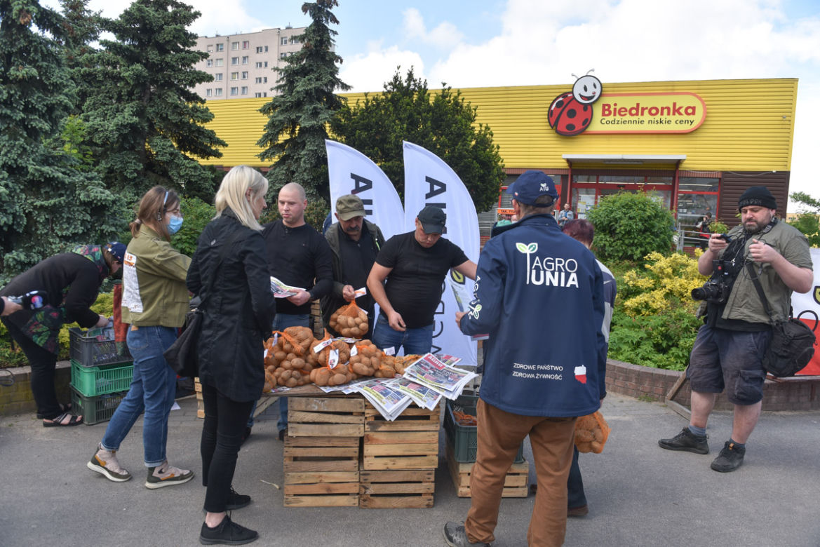 Nietypowy protest Agrounii. Rolnicy rozdawali ziemniaki w Toruniu