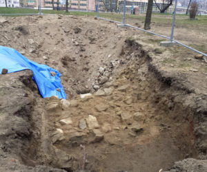Prace archeologiczne przy ruinach zamku